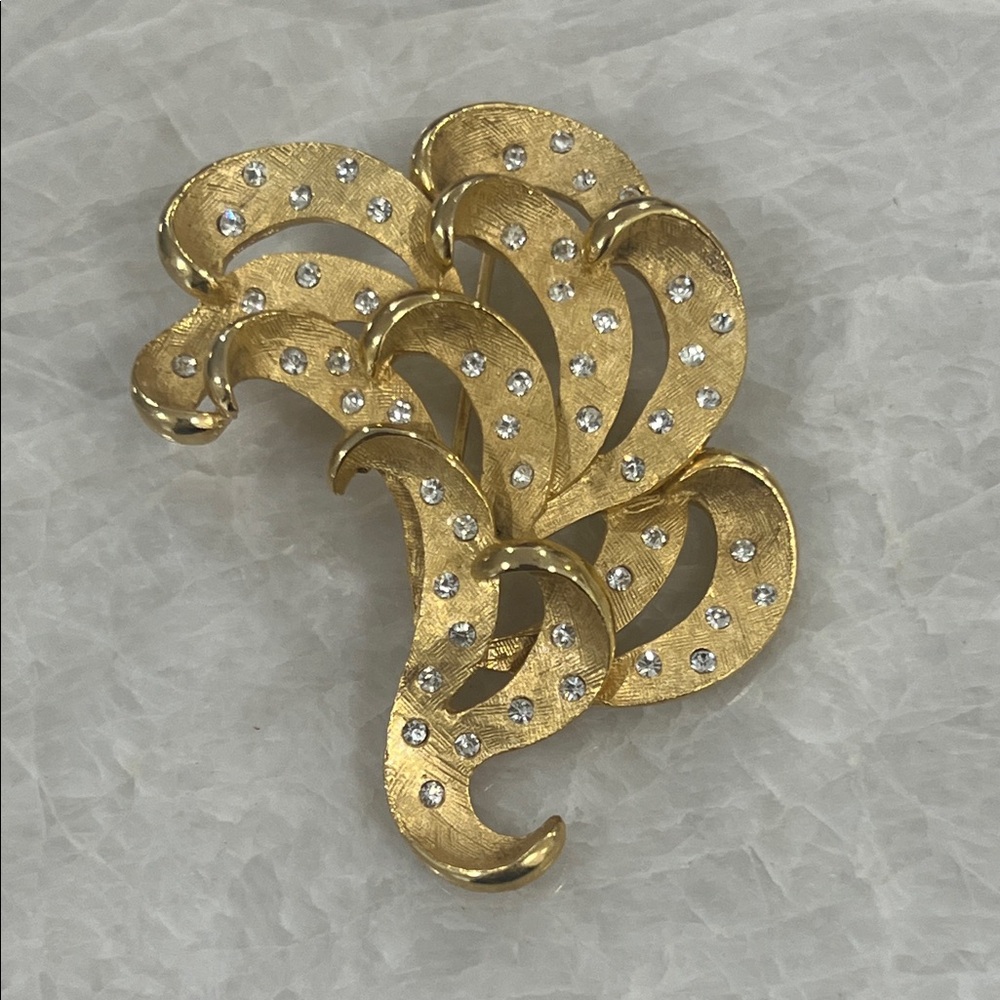 Elegant Gold Brooch with Rhinestones